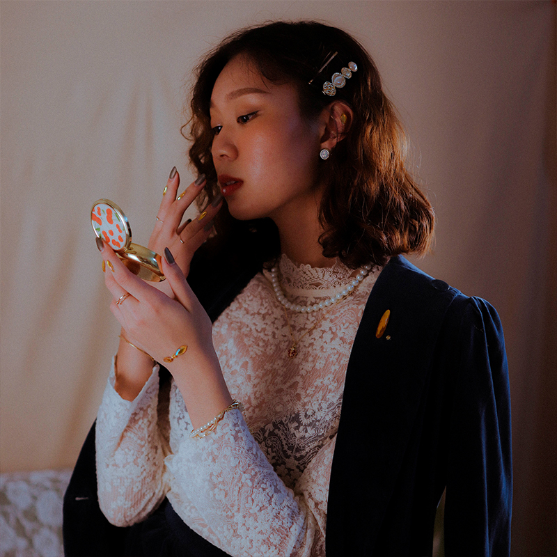 How Pearl Necklaces Elevate Your Evening Look